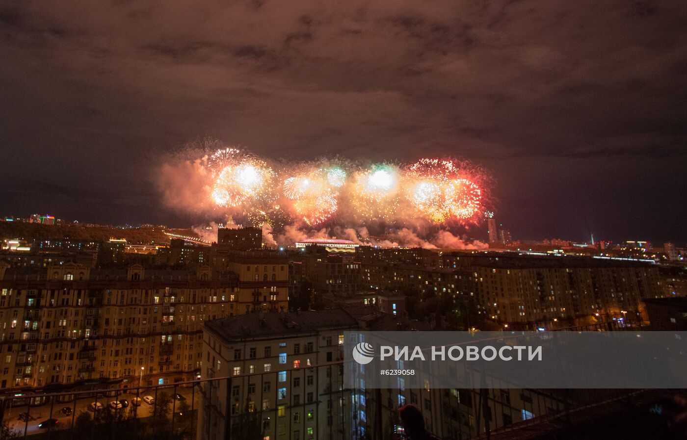 Салют в Москве в честь 75-летия Победы