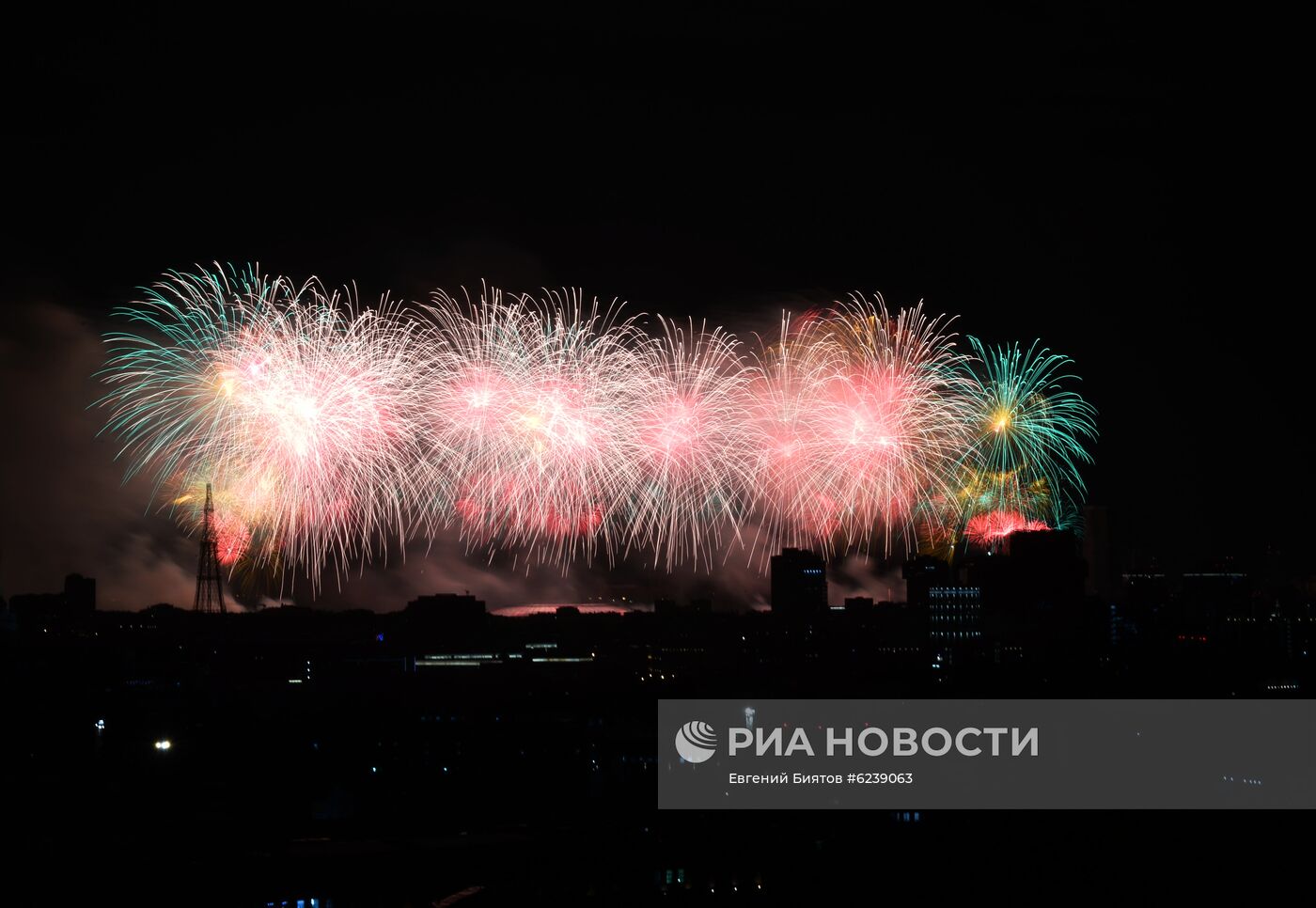 Салют в Москве в честь 75-летия Победы
