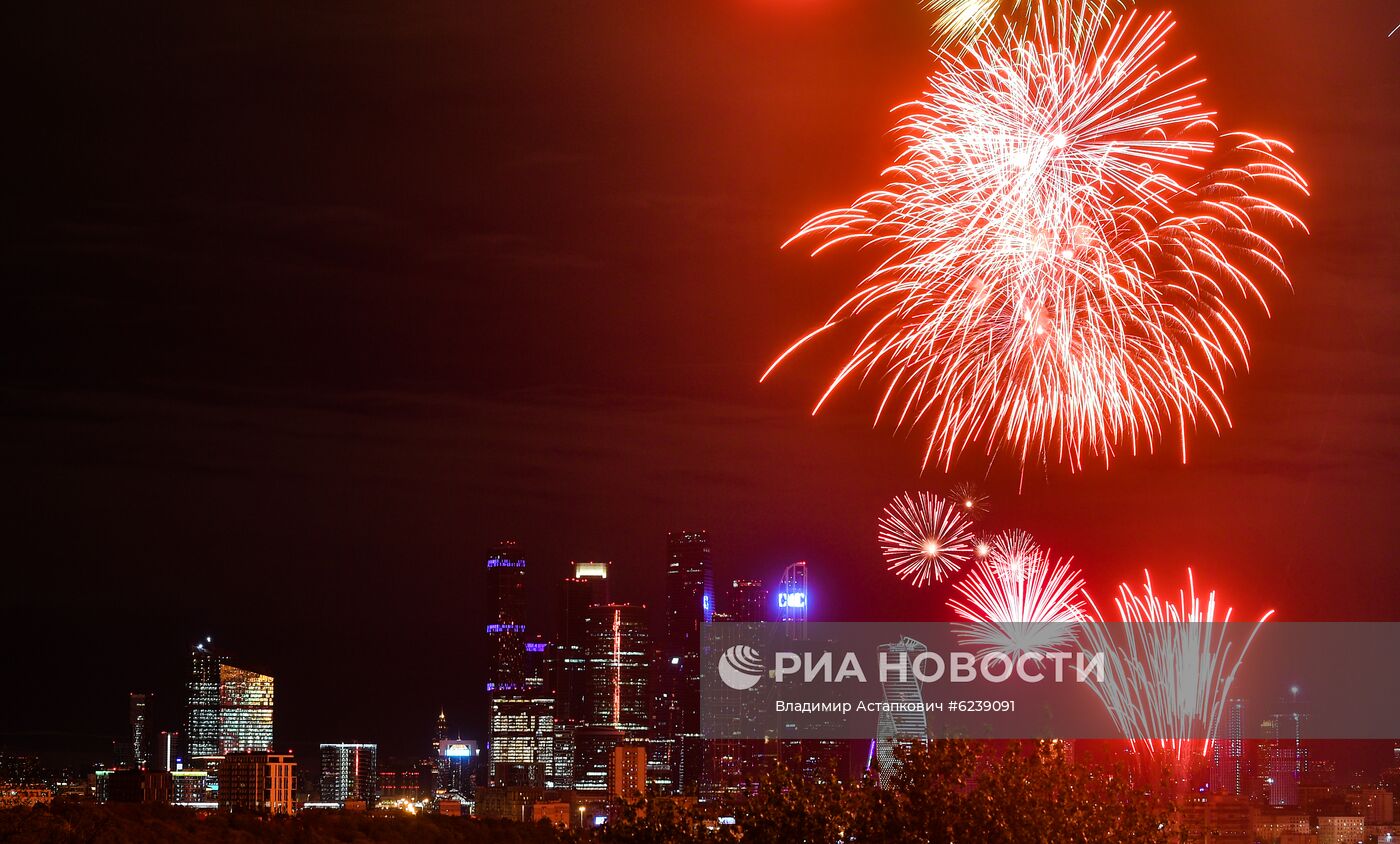 Салют в Москве в честь 75-летия Победы