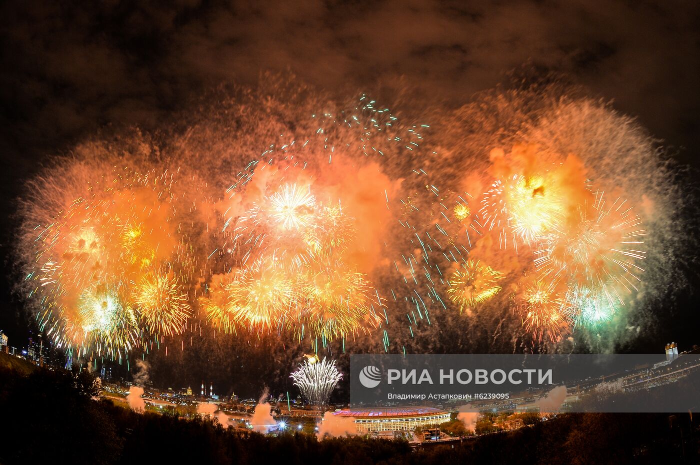 Салют в Москве в честь 75-летия Победы