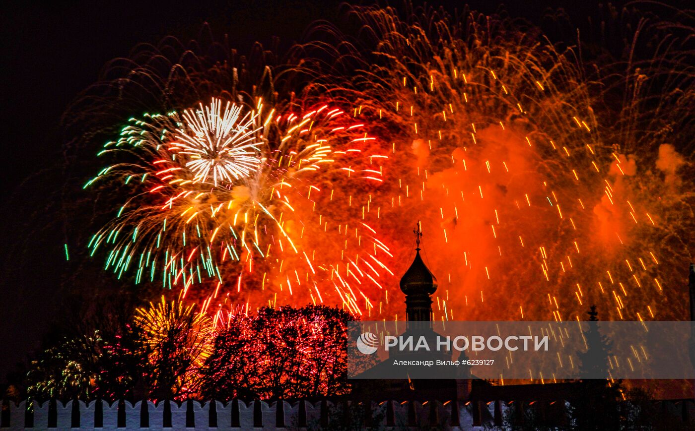 Салют в Москве в честь 75-летия Победы