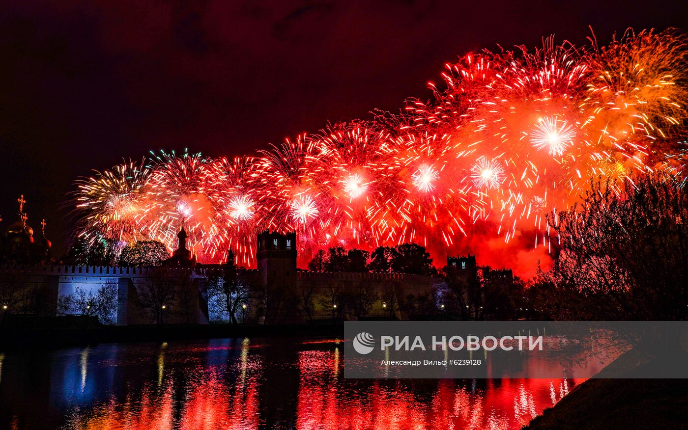 Салют в Москве в честь 75-летия Победы