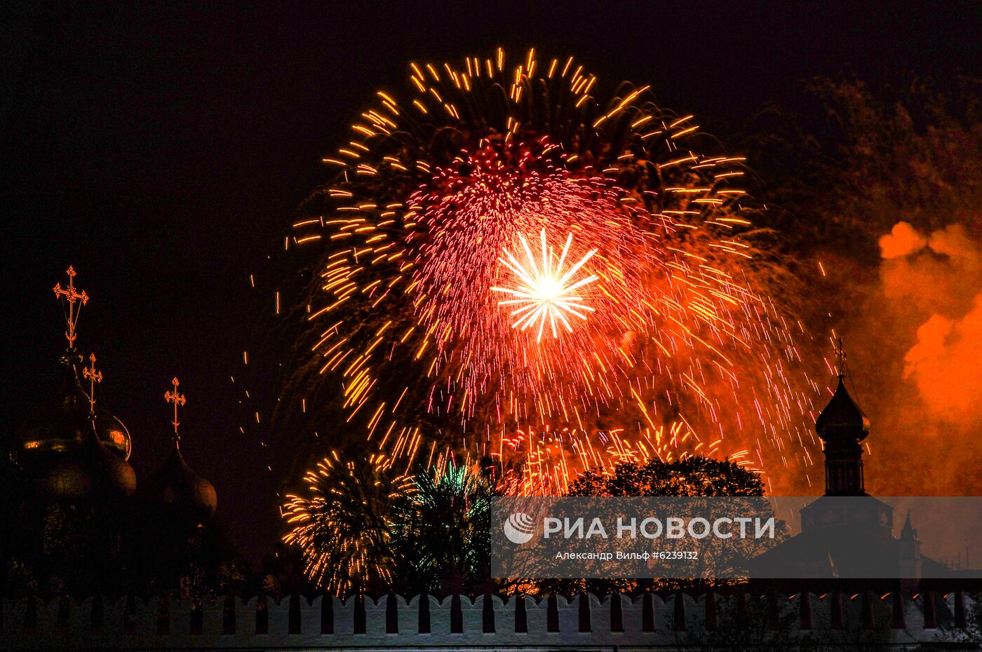Салют в Москве в честь 75-летия Победы