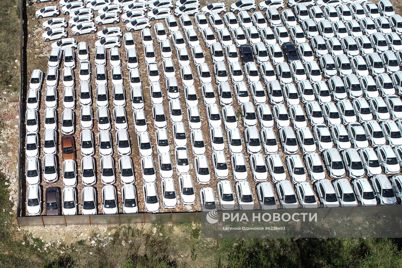 Стоянка автомобилей сервиса каршеринга "Яндекс.Драйв"