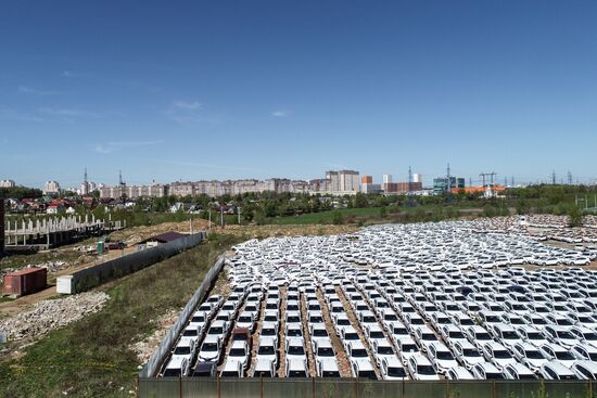 Стоянка автомобилей сервиса каршеринга "Яндекс.Драйв"