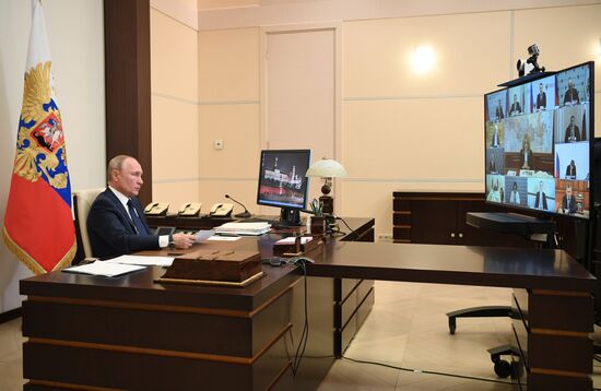 Президент РФ В. Путин провел совещание о ситуации с пандемией коронавируса
