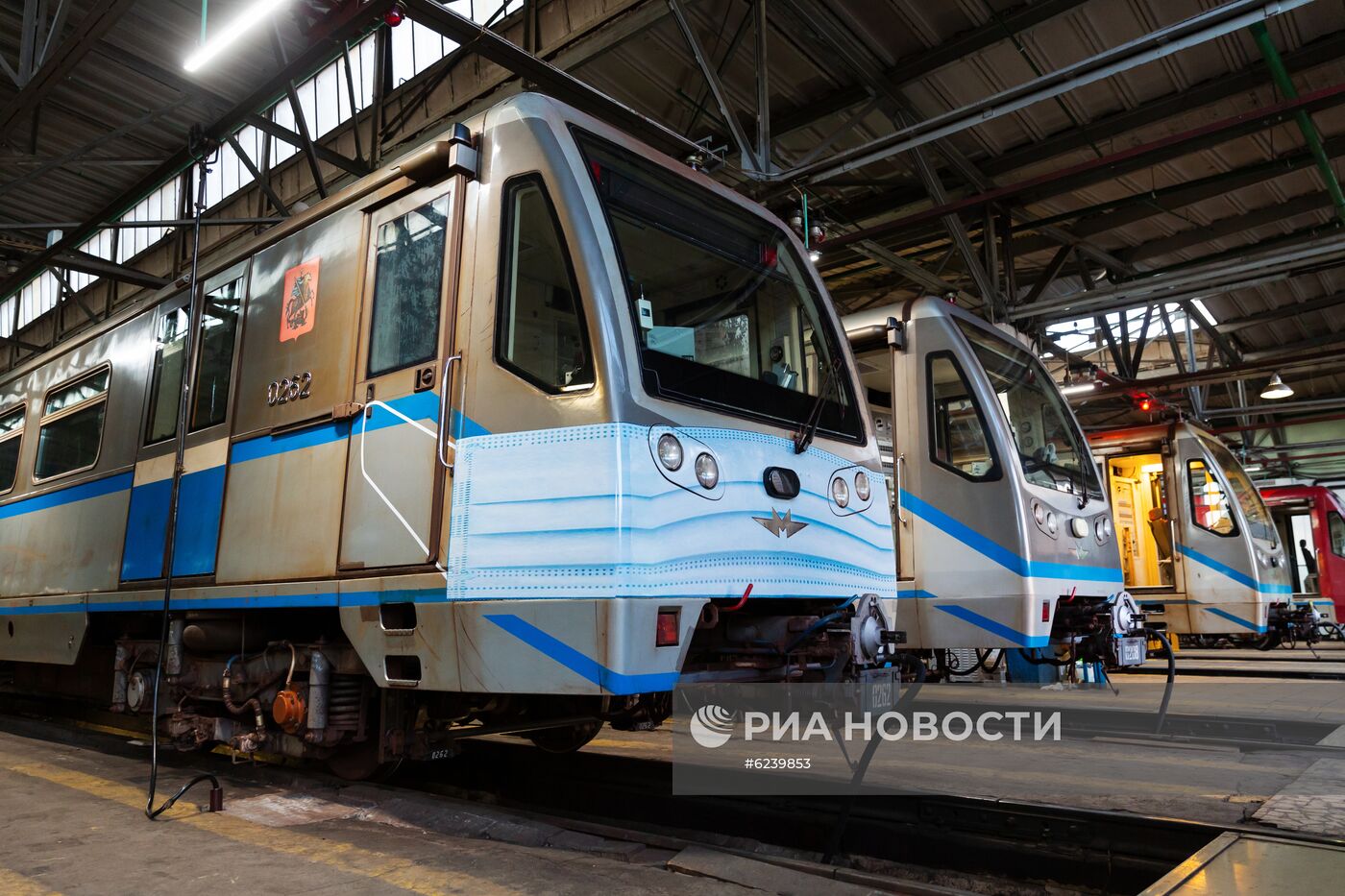 Поезд "в медицинской маске" запустили в московском метро