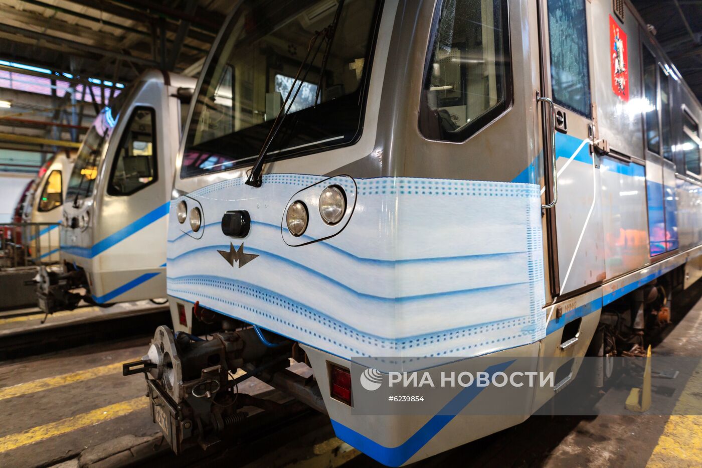 Поезд "в медицинской маске" запустили в московском метро