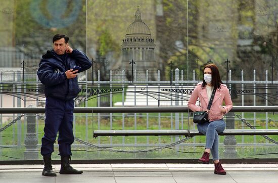 В Петербурге продлили режим самоизоляции и обязали жителей носить маски