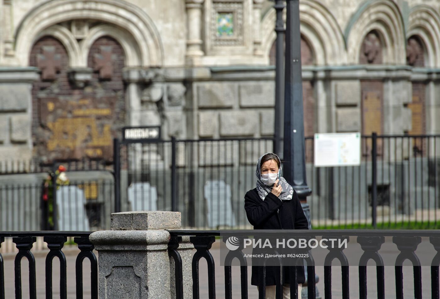 В Петербурге продлили режим самоизоляции и обязали жителей носить маски