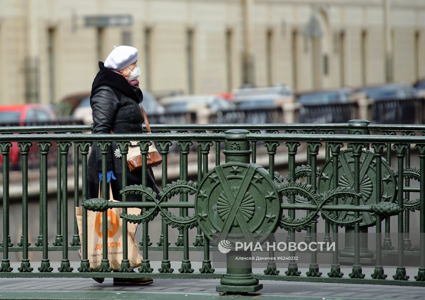 В Петербурге продлили режим самоизоляции и обязали жителей носить маски
