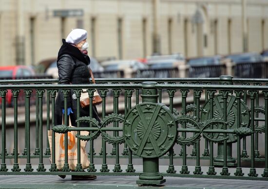 В Петербурге продлили режим самоизоляции и обязали жителей носить маски