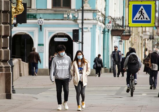 В Петербурге продлили режим самоизоляции и обязали жителей носить маски