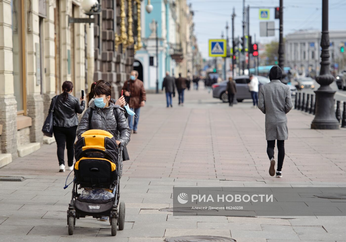 В Петербурге продлили режим самоизоляции и обязали жителей носить маски