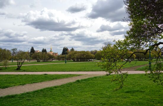 В Петербурге продлили режим самоизоляции и обязали жителей носить маски