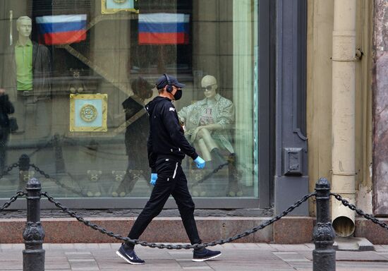 В Петербурге продлили режим самоизоляции и обязали жителей носить маски