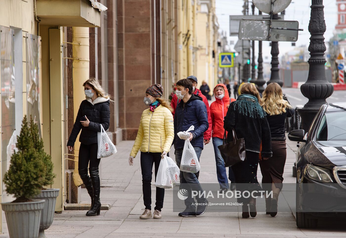 В Петербурге продлили режим самоизоляции и обязали жителей носить маски