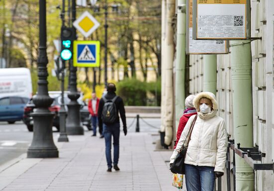 В Петербурге продлили режим самоизоляции и обязали жителей носить маски