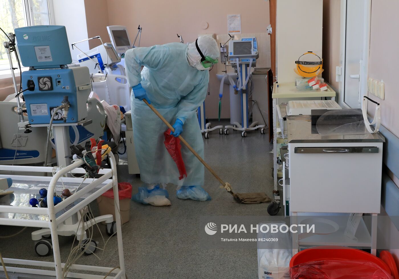 Работа медиков с больными COVID-19 в Тверской областной клинической больнице
