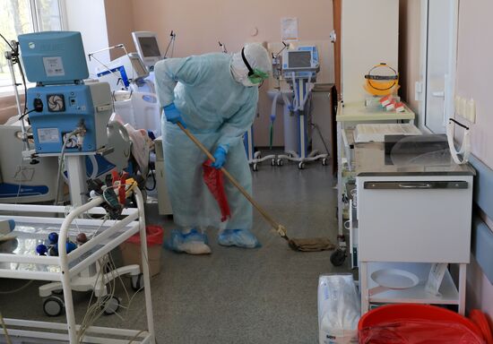 Работа медиков с больными COVID-19 в Тверской областной клинической больнице