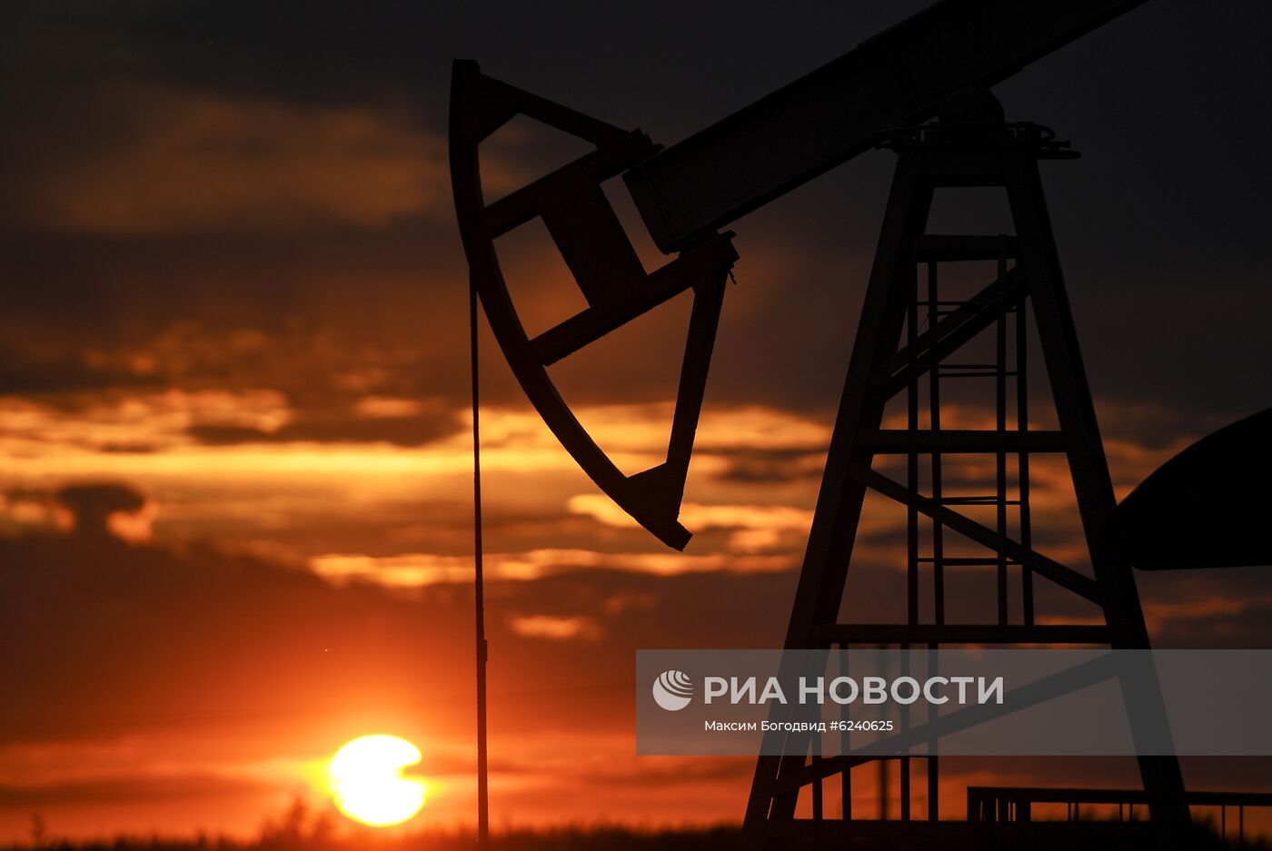 Работа нефтяных станков - качалок