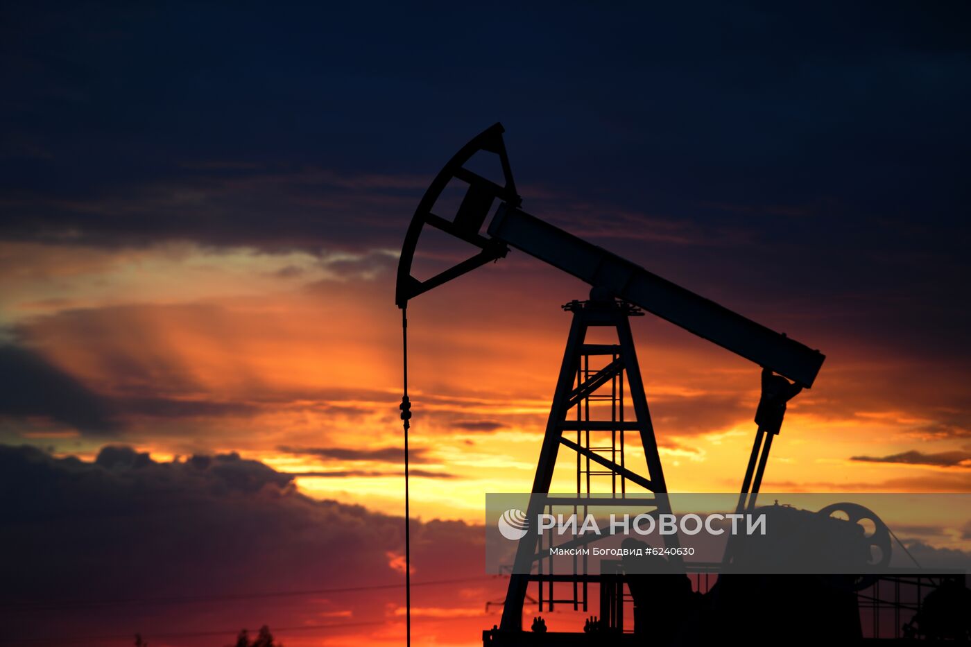 Работа нефтяных станков - качалок