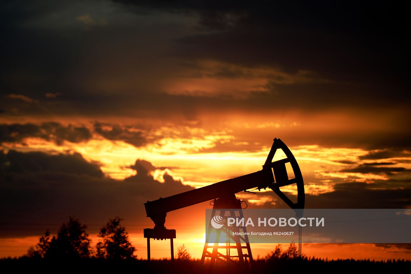 Работа нефтяных станков - качалок
