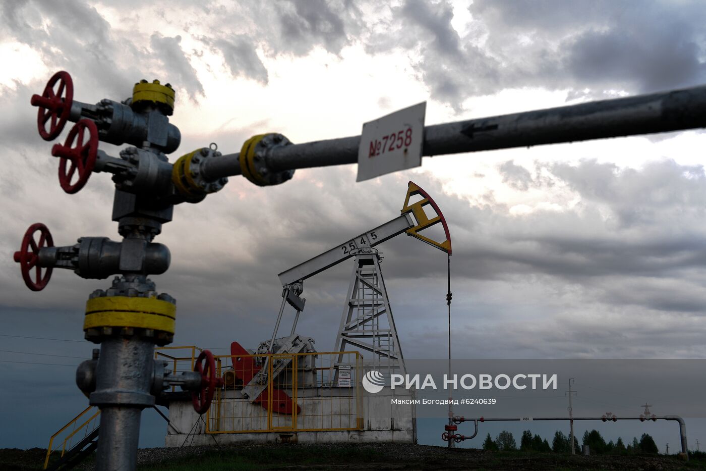 Работа нефтяных станков - качалок
