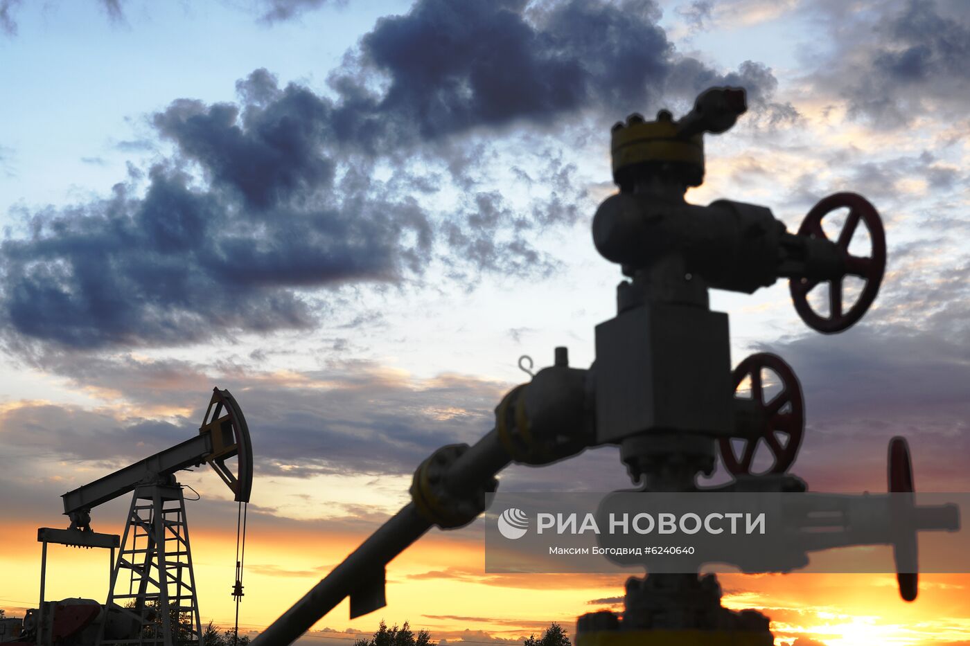 Работа нефтяных станков - качалок
