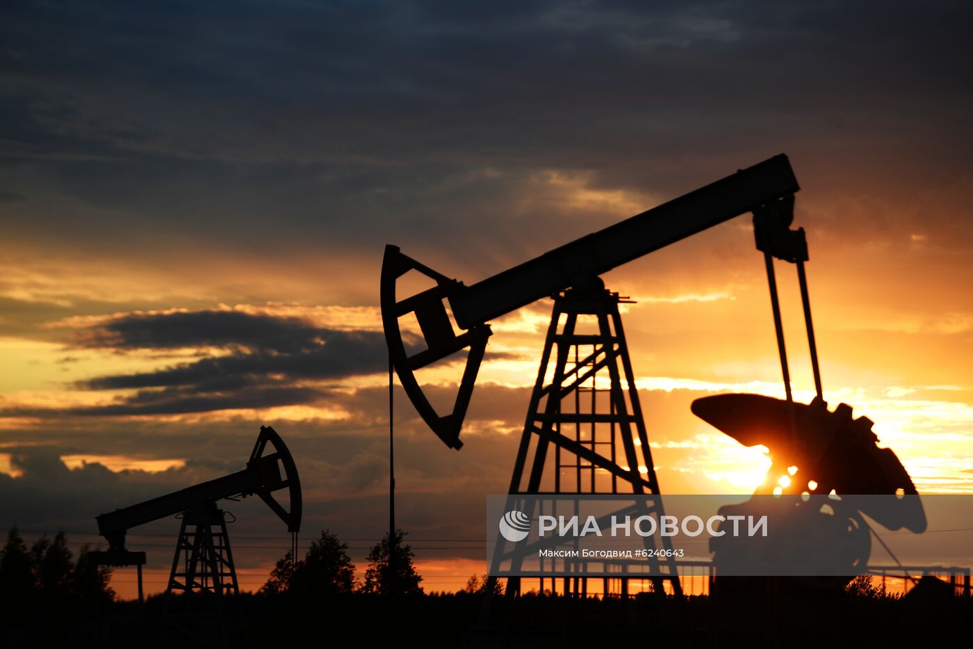 Работа нефтяных станков - качалок