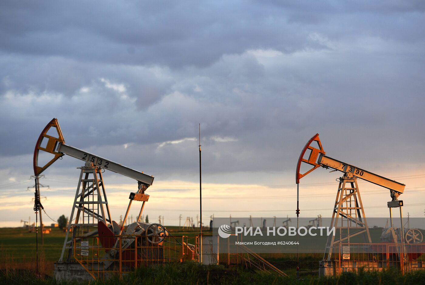 Работа нефтяных станков - качалок