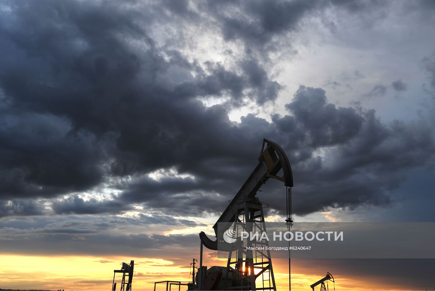 Работа нефтяных станков - качалок