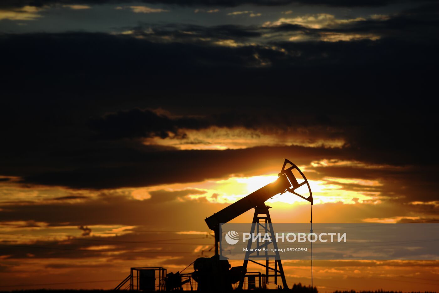 Работа нефтяных станков - качалок