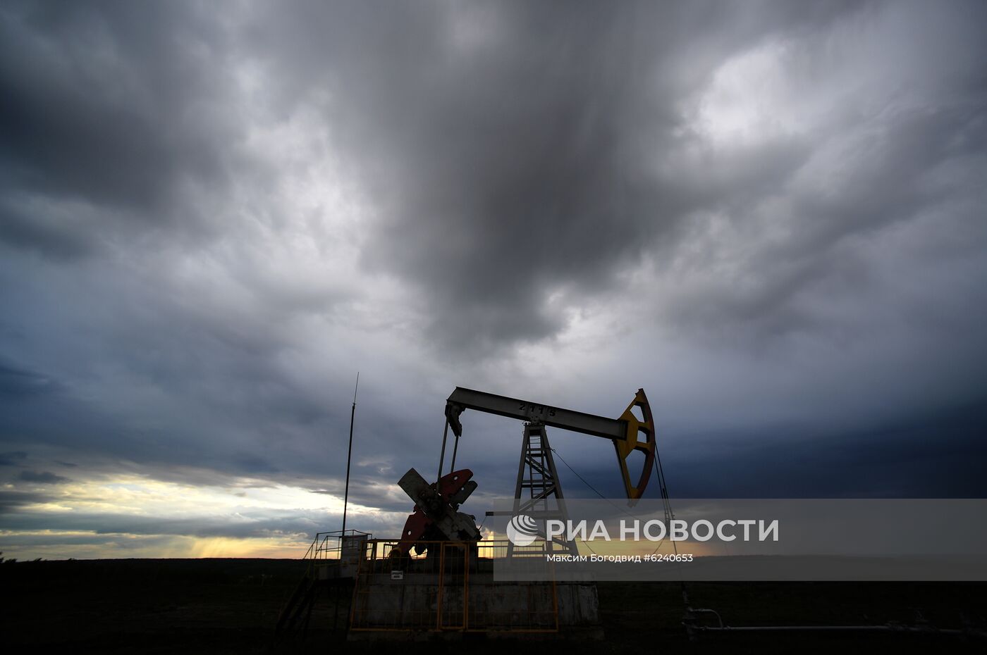 Работа нефтяных станков - качалок