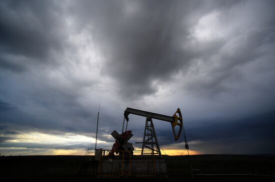 Работа нефтяных станков - качалок