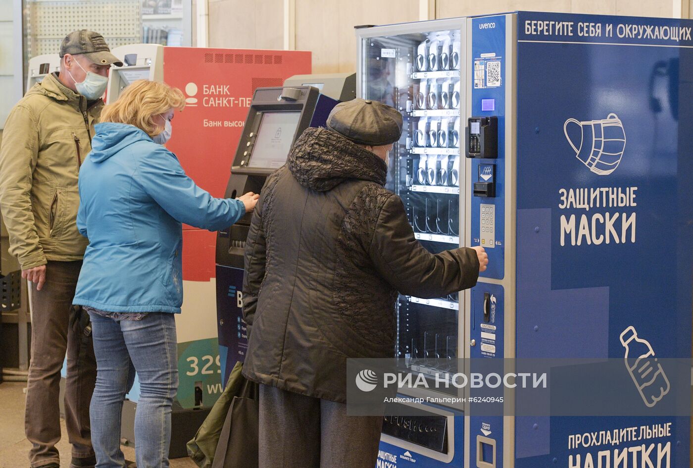 В Петербурге продлили режим самоизоляции и обязали жителей носить маски