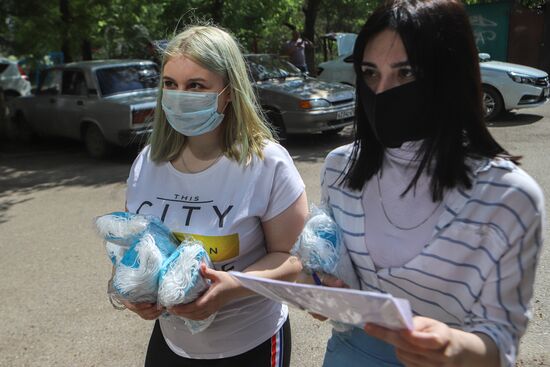 Раздача масок на улицах Пятигорска