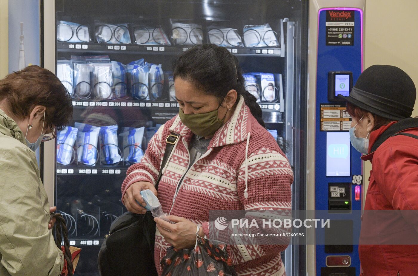 В Петербурге продлили режим самоизоляции и обязали жителей носить маски