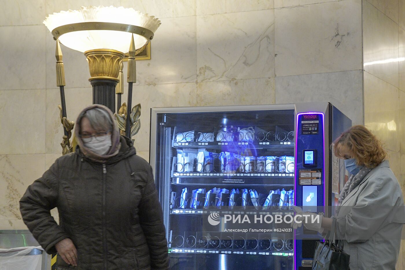 В Петербурге продлили режим самоизоляции и обязали жителей носить маски
