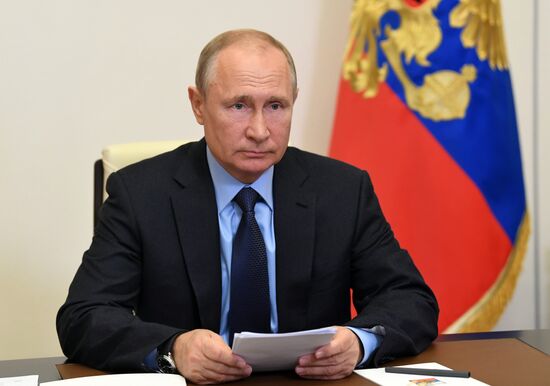 Президент РФ В. Путин провел совещание о развитии генетических технологий в РФ