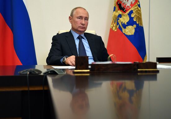 Президент РФ В. Путин провел совещание о развитии генетических технологий в РФ