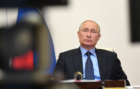 Президент РФ В. Путин провел совещание о развитии генетических технологий в РФ