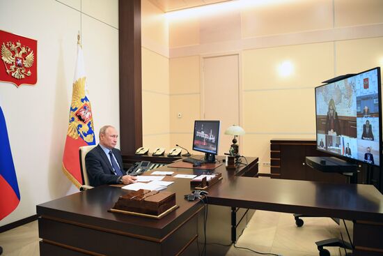 Президент РФ В. Путин провел совещание о развитии генетических технологий в РФ