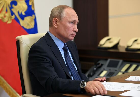 Президент РФ В. Путин провел совещание о развитии генетических технологий в РФ