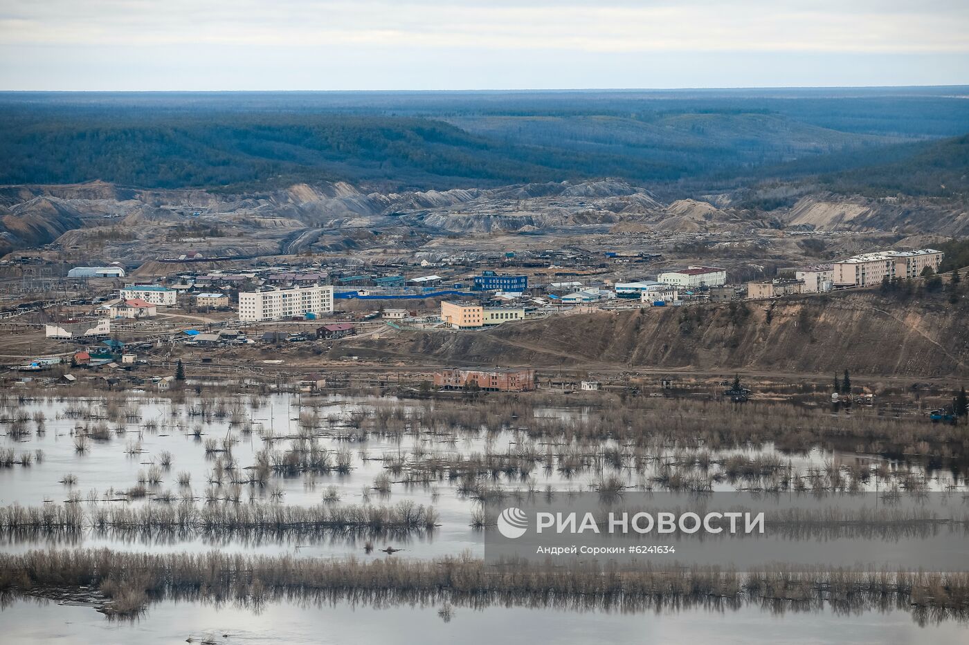 Весенний ледоход на реке Лена в Якутии