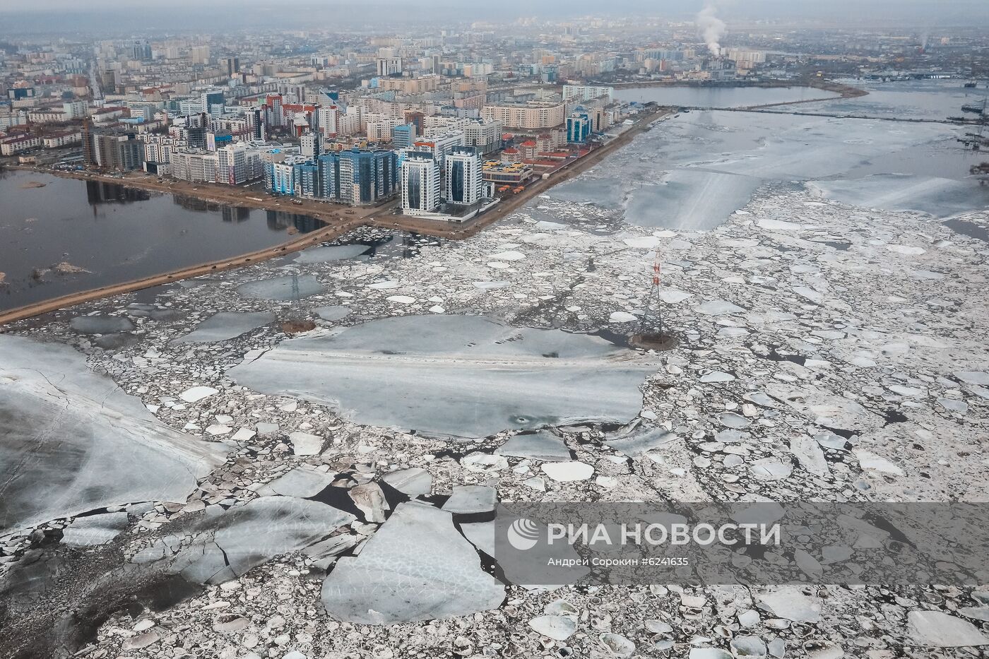 Весенний ледоход на реке Лена в Якутии