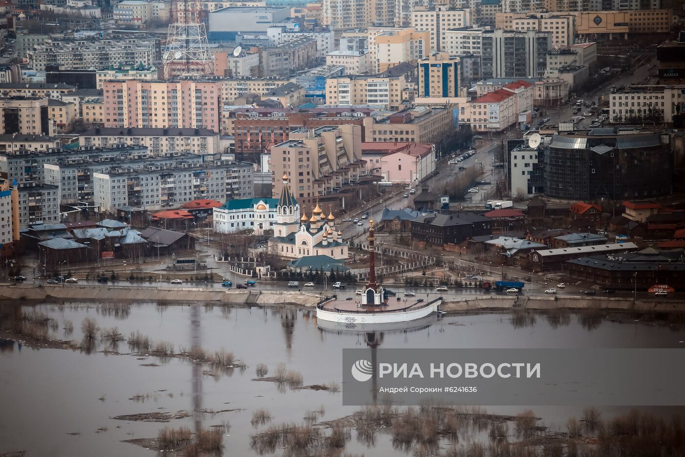 Весенний ледоход на реке Лена в Якутии
