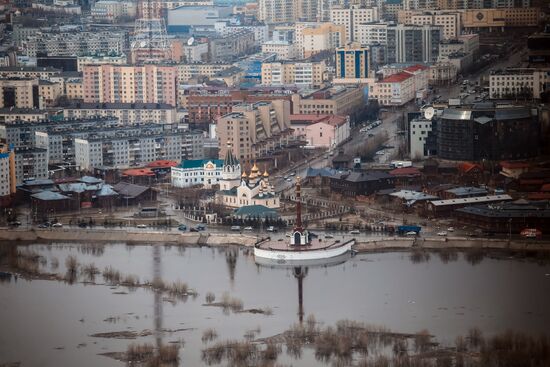 Весенний ледоход на реке Лена в Якутии