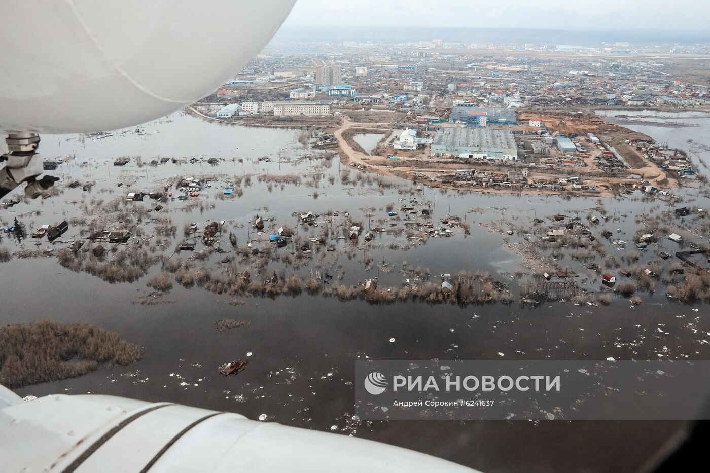 Весенний ледоход на реке Лена в Якутии