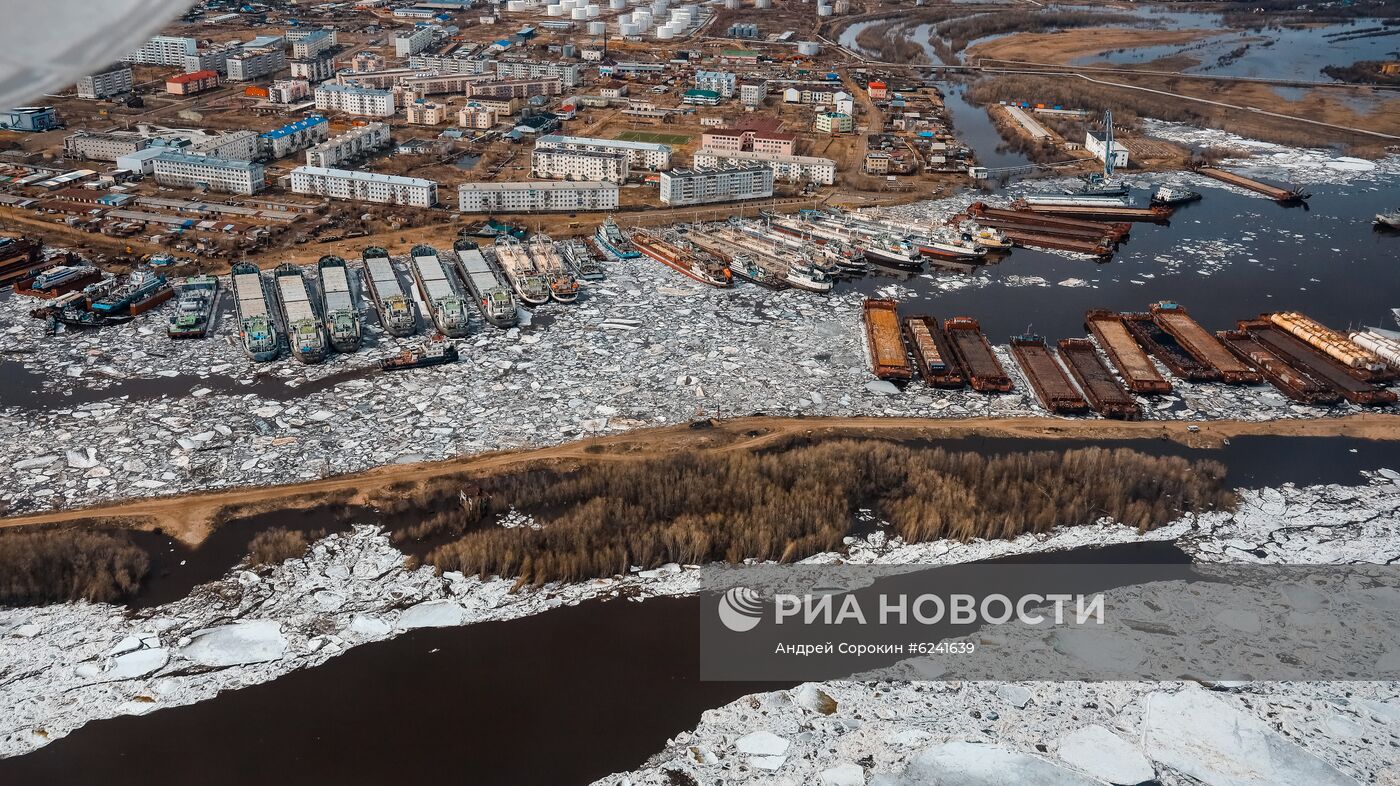 Весенний ледоход на реке Лена в Якутии